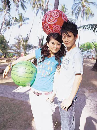 17年努力护着4个兄弟姐妹，最后却都离他而去，何炅老了，也累了