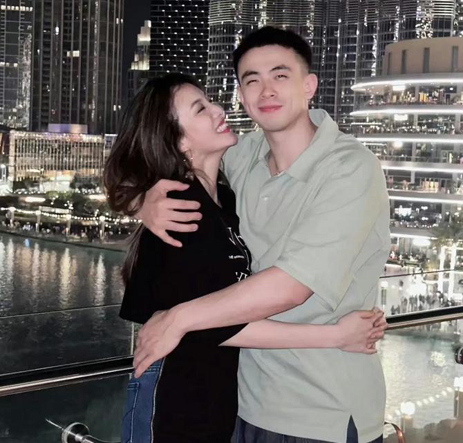 恭喜2米06男篮国手订婚，准老婆1米8超高颜值，远看似女明星杨颖