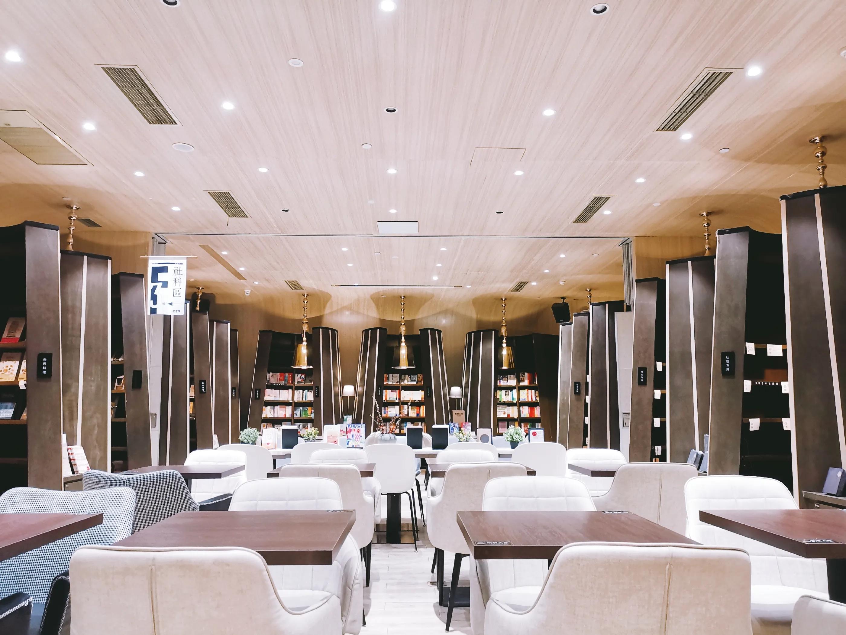 没落的重庆杨家坪，热闹的中迪广场钟书阁