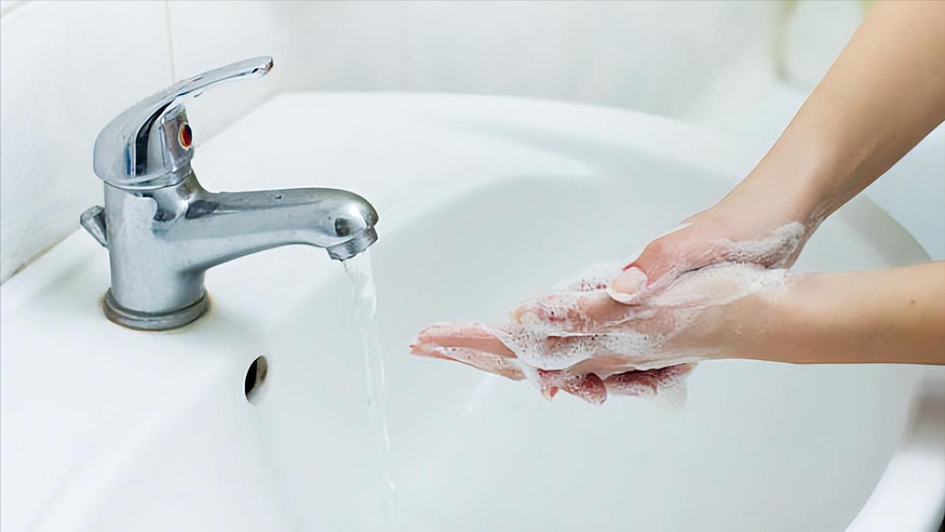 小孩子手脚脱皮缺什么维生素,孩子手脚脱皮是缺维生素吗