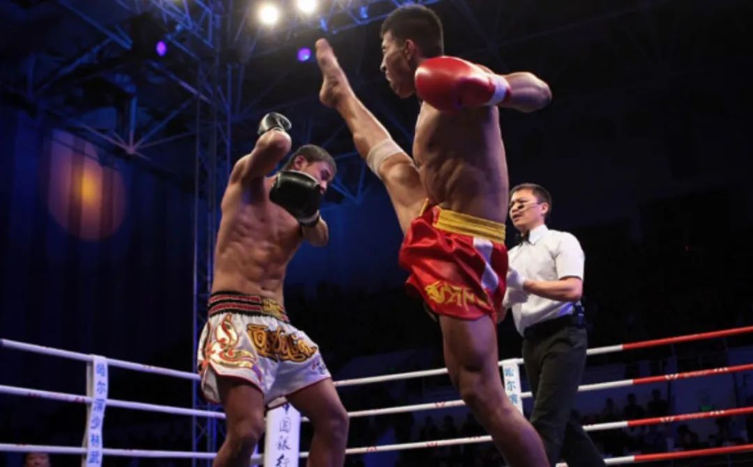 回顾｜士可杀不可辱！泰拳小将被一腿劈疯？中国散打鬼脚白霸气KO