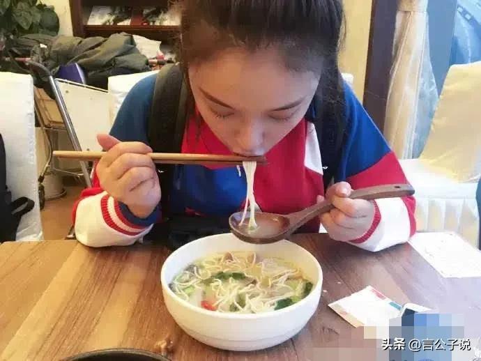 “小丑手”太减分了，这7位女星个个貌美如花，却被手拖后腿