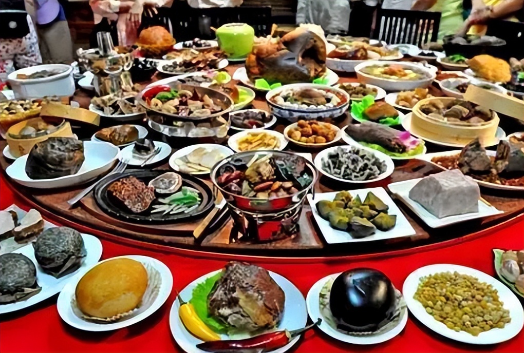 皇帝吃饭“食不过三”，剩下的食物去往哪里，竟形成一条产业链