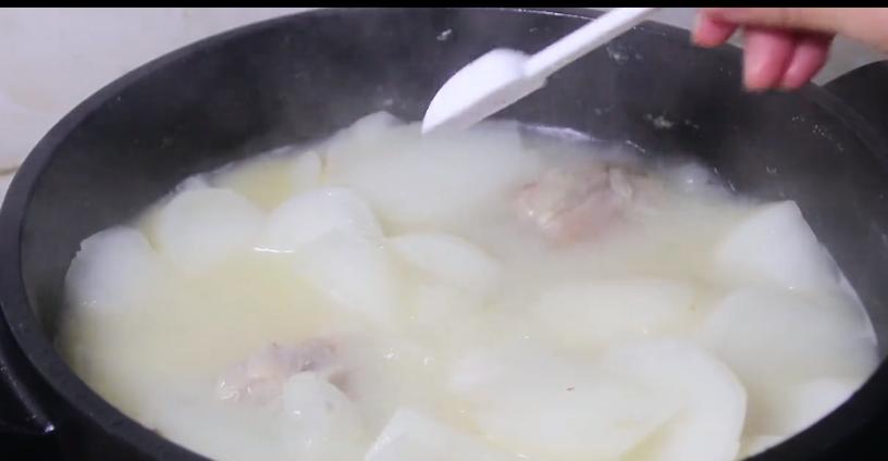 烧骨头汤放什么调料去肉味,骨头汤避油妙招