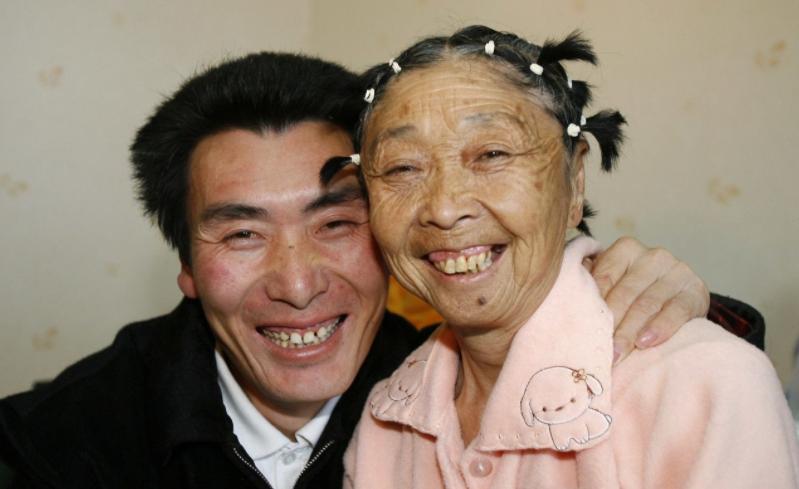 26岁小伙娶了58岁媳妇,27岁小伙非娶42岁离异大妈完整版