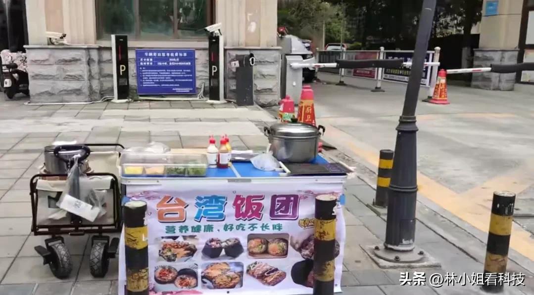 女生失业后摆摊一天只卖5块钱,失业女生摆摊一天卖5块崩溃