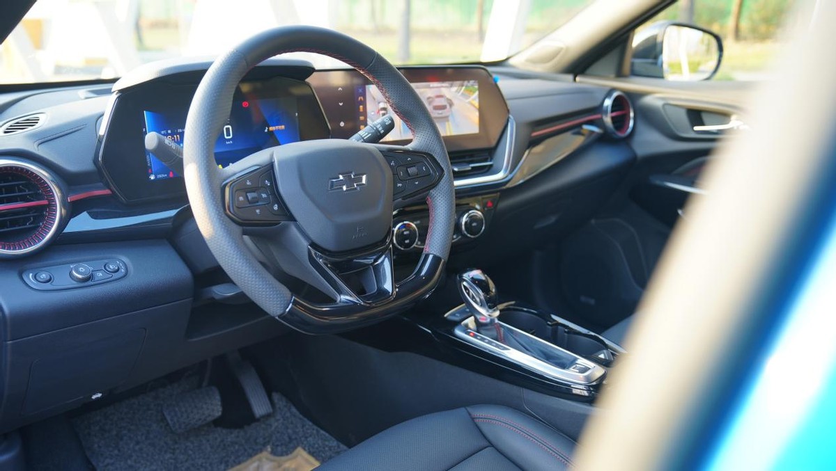 试驾雪佛兰科迈罗锋芒版,雪佛兰科迈罗潮智版和蜂巢版