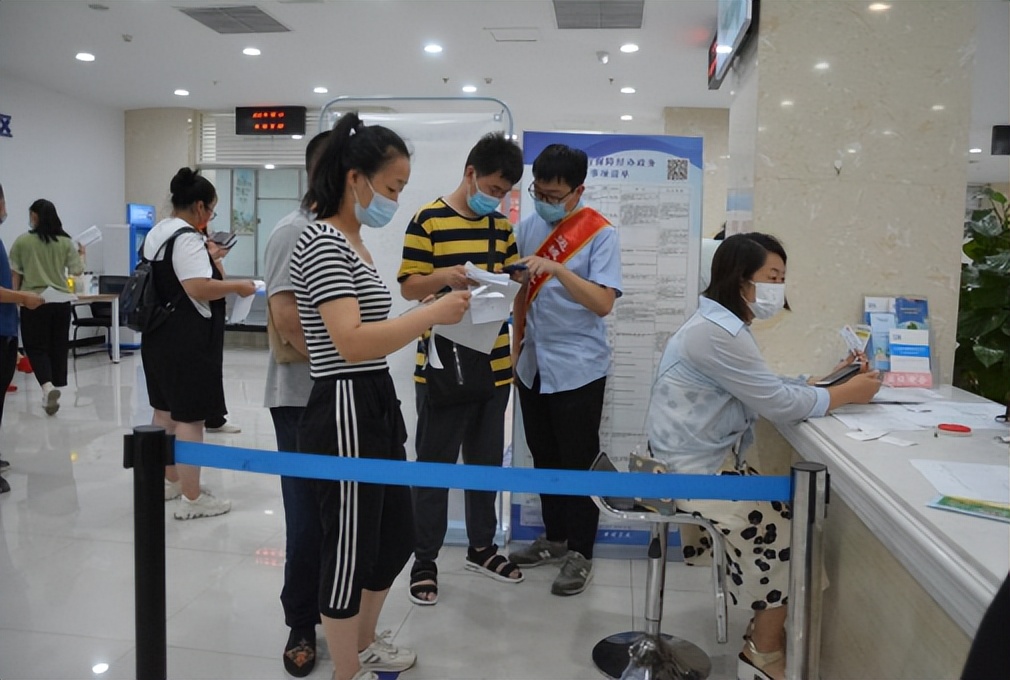 助力招生忙“周末不打烊”延长服务时间——运城市政务服务中心全代办工作记实