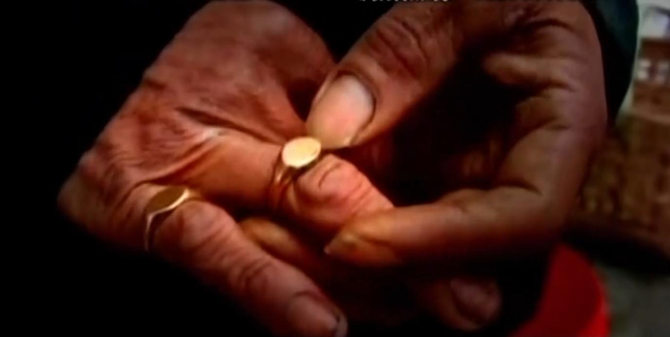 男子捡六十九枚金戒指,村民捡到67枚金戒指