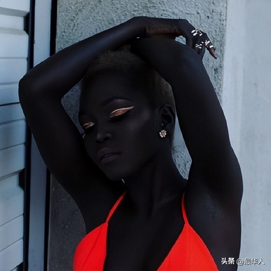 世界最黑女模特：从难民营走上T型台，连黑人都嘲笑她的肤色