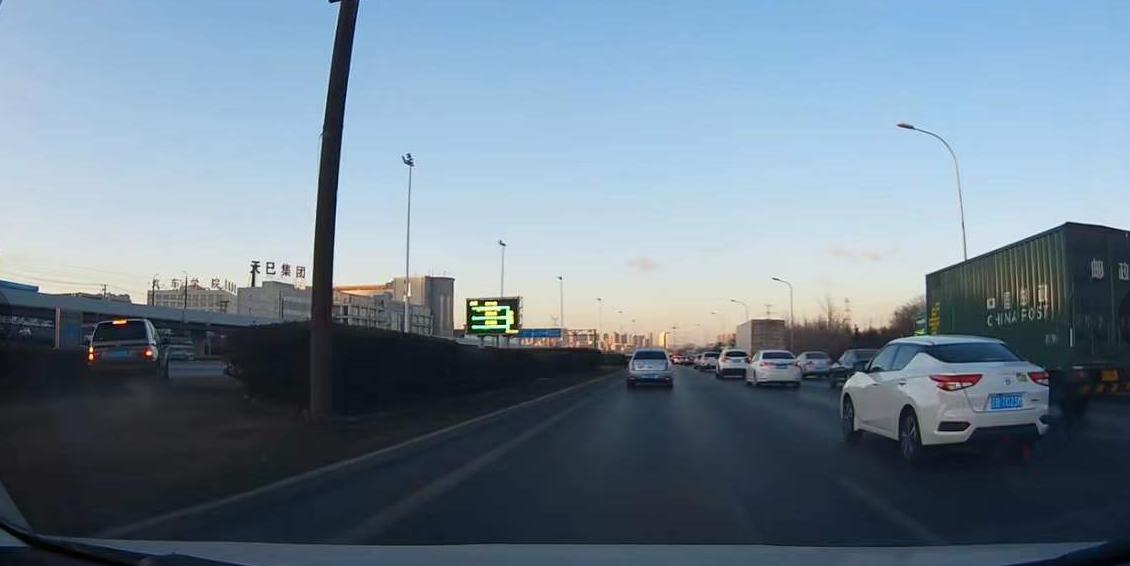 宝马x5高速过坎车身左右摇摆,宝马x5撞到绿化带