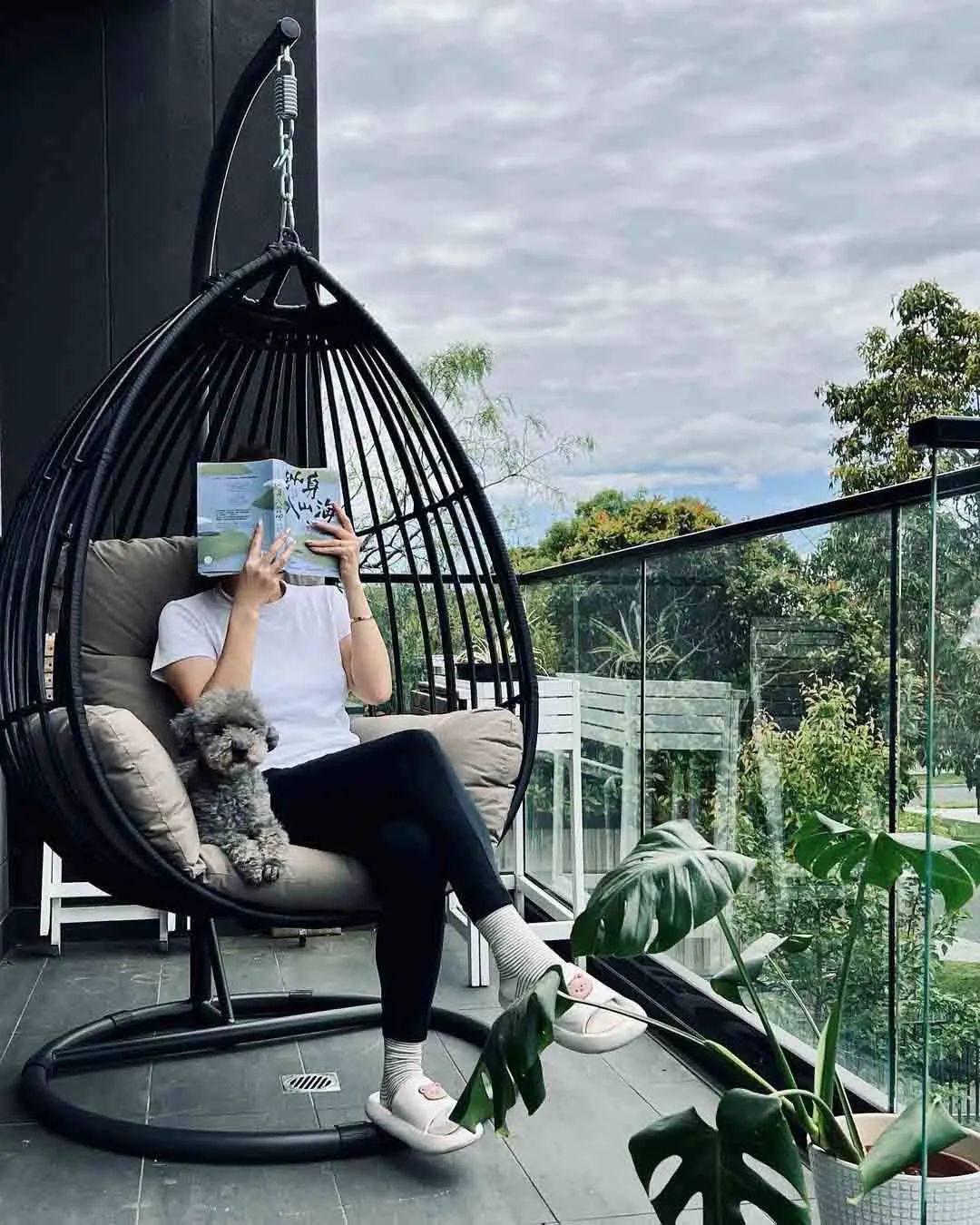 家里阳台怎么像露营感觉,阳台既能晾衣服也能当临时卧室