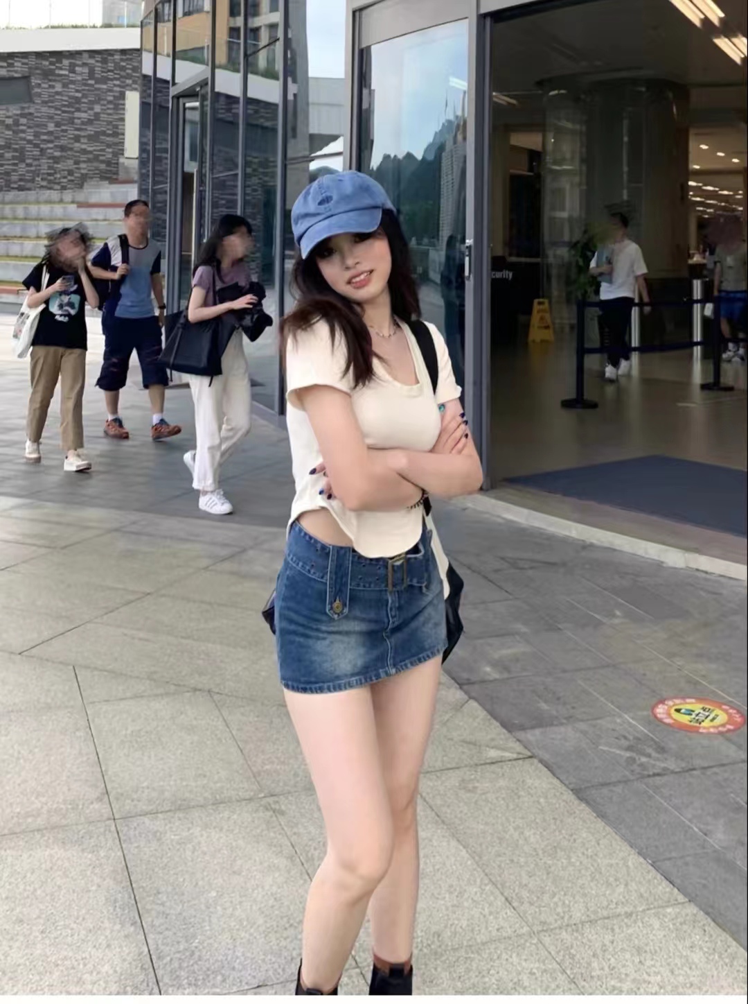 冬季包臀牛仔短裙搭配什么上衣,牛仔短裙配什么上衣比较好看女