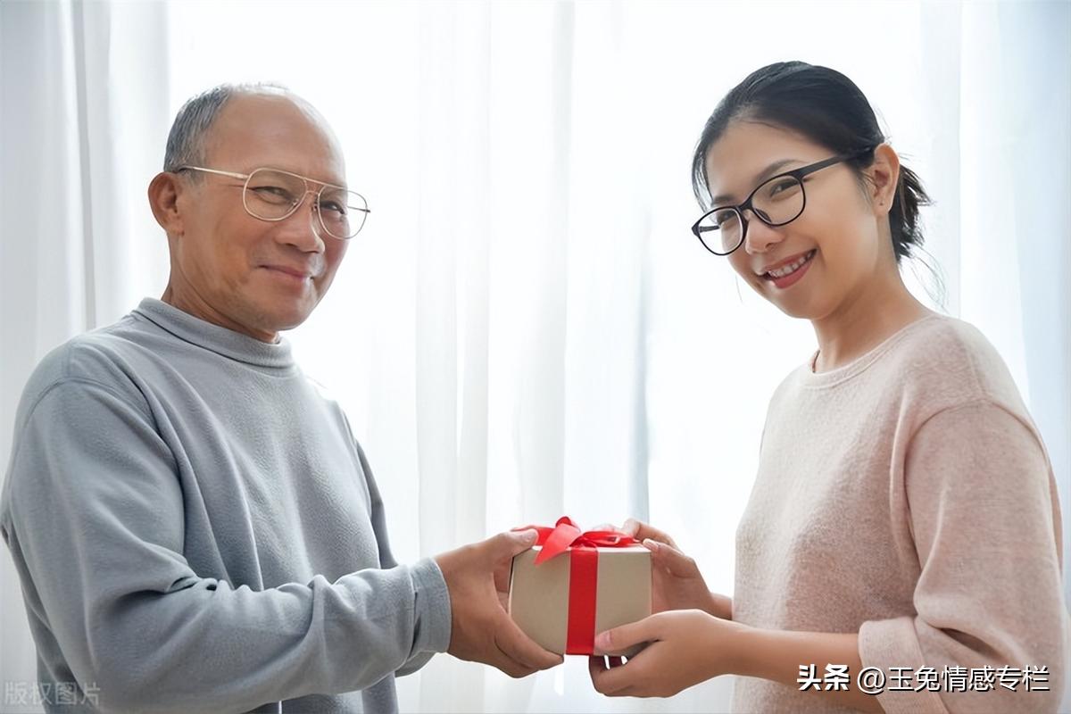 74岁过来人：人老了，别把钱捂太紧，适当补贴子女，晚年才有保障