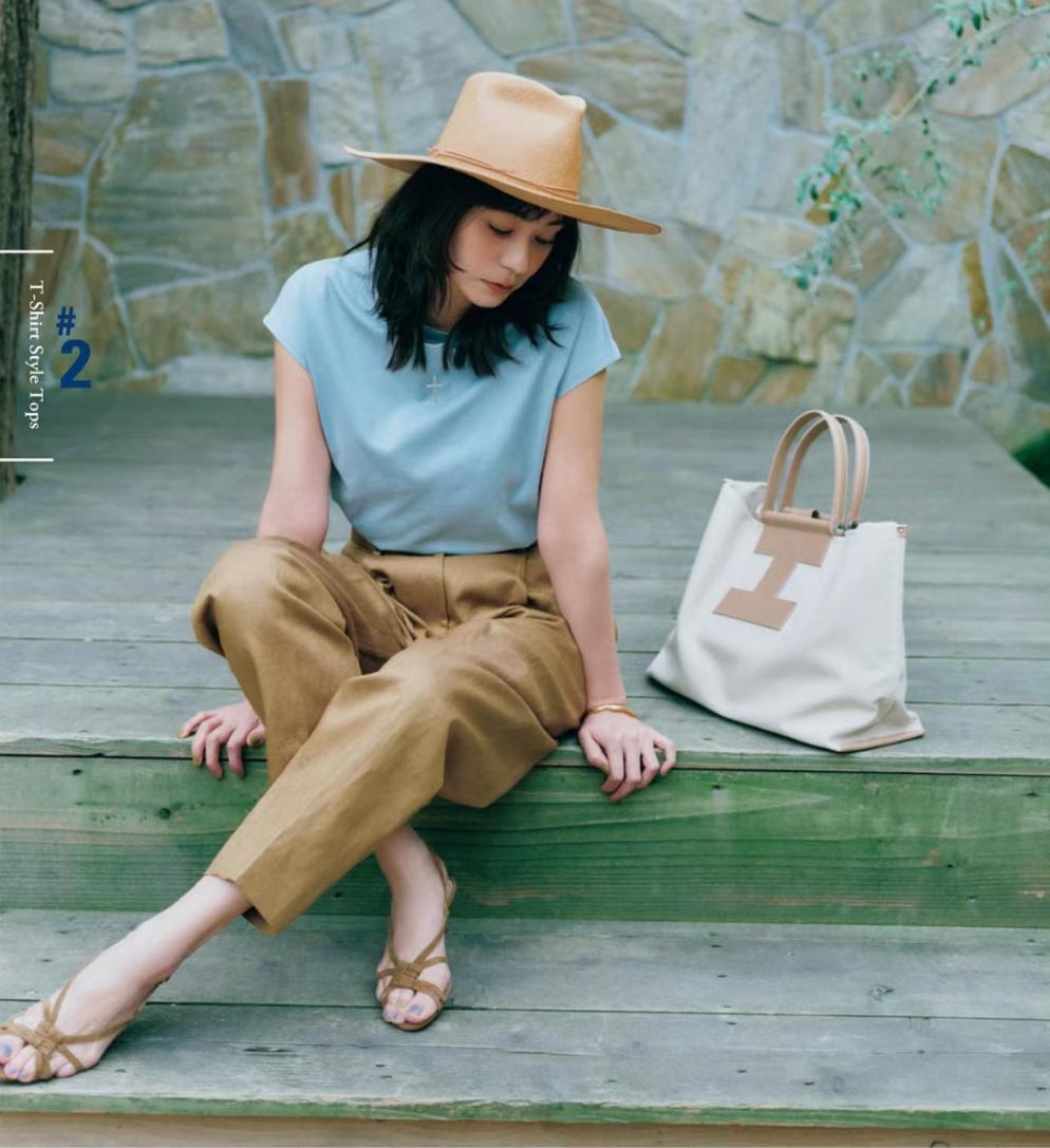 白t恤搭浅蓝色破洞裤子,咖啡色裤子可以搭浅蓝色t恤