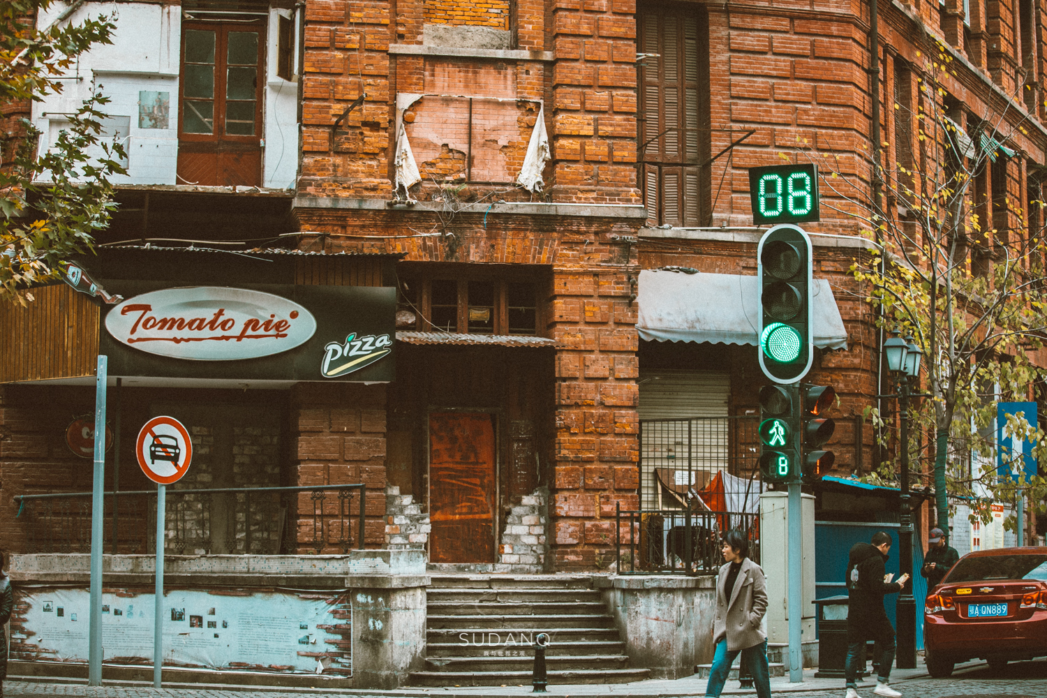 国外俩兄弟买了一栋别墅,武汉100年老房子带院子出售