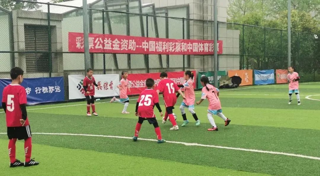 西安赛区丨足球小将雨中激战，中国城市少儿足球联赛西安赛区开赛