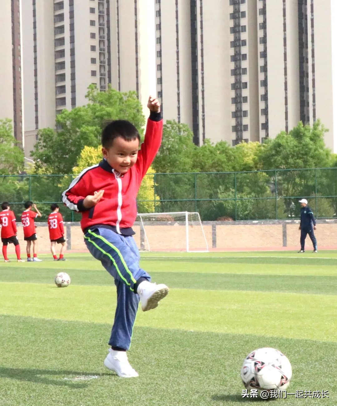 萌娃爱足球勤志全衔接：机关二园与历城二中足球队员联谊活动