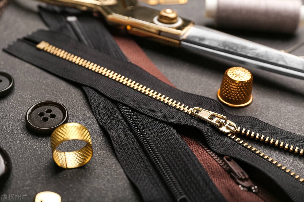 衣服拉链底部插销坏怎样修复,衣服拉链下面的卡头坏了怎么修复