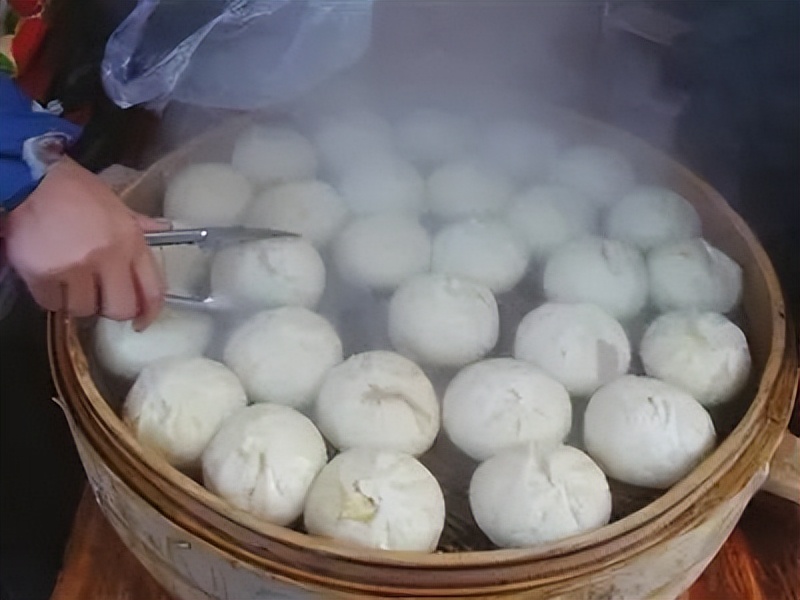 警惕市面上售卖的又白又大“铝包子”，吃了危害健康，如何辨别？