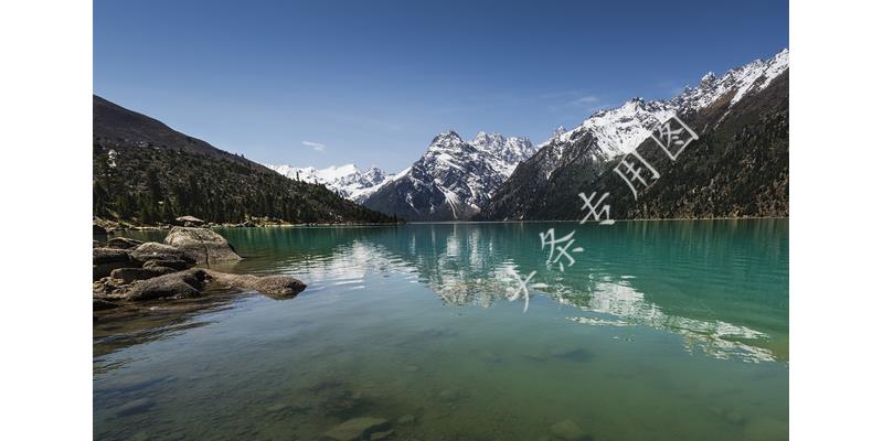 女儿18岁，每月零用金2000，却为了邻居的儿子与我争执