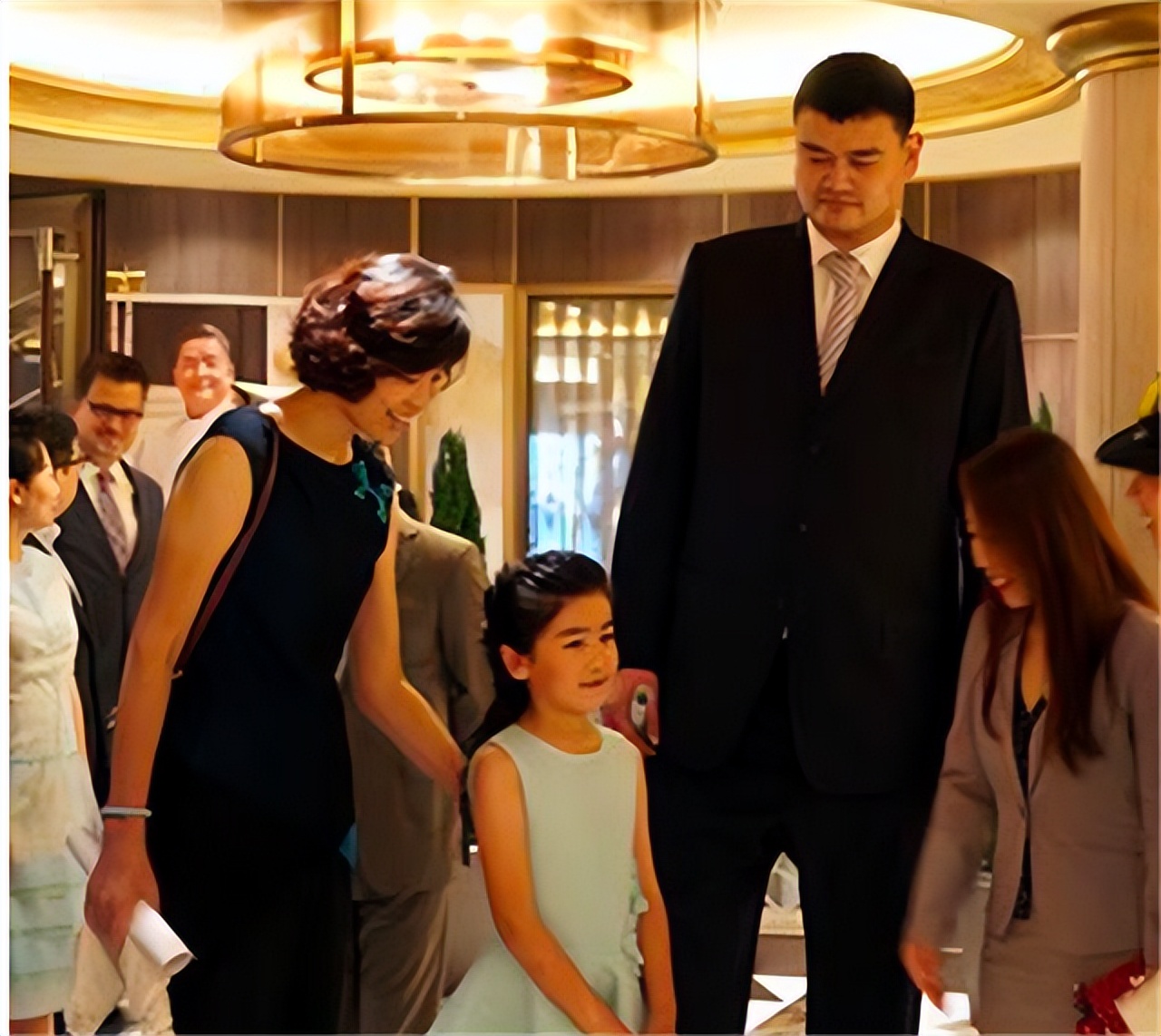 姚明和妻子叶莉的恩爱秘诀是什么,姚明和妻子的爱情故事