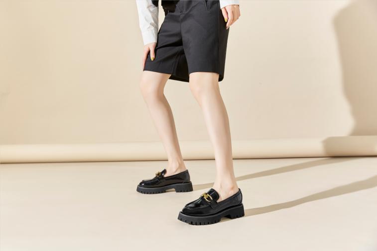 谁穿谁精致，皱镜面金属扣厚底乐福请求出列