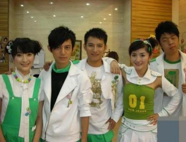 17年努力护着4个兄弟姐妹，最后却都离他而去，何炅老了，也累了