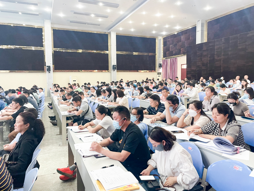 做一名幸福的老师——宜宾市南溪职业技术学校5·25心理健康讲座