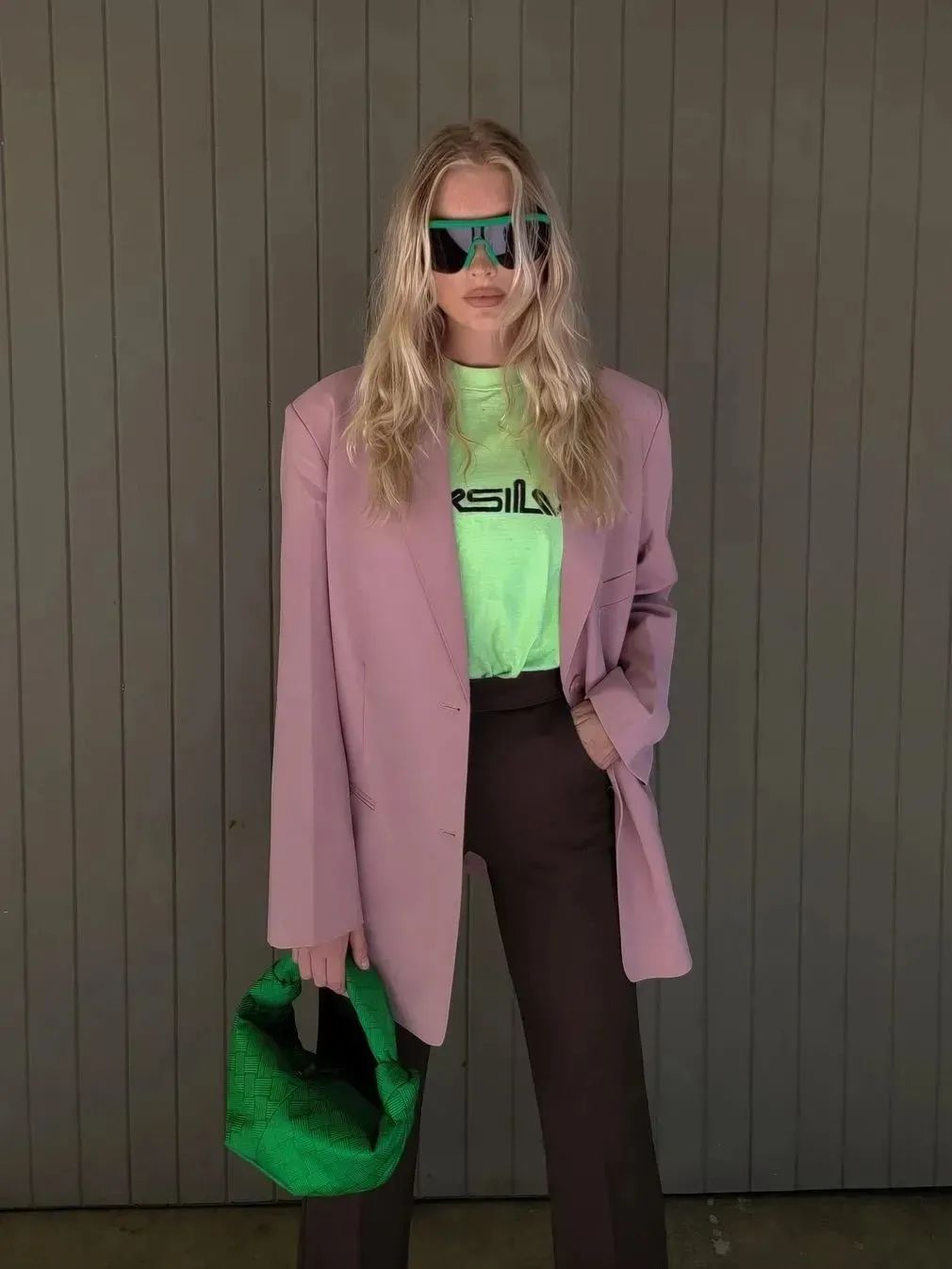 今年流行怎么穿t恤,今年最流行的减龄t恤