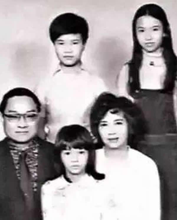 “10元小费”，金庸爱上小29岁的女侍应，妻子朱枚知道后提2要求