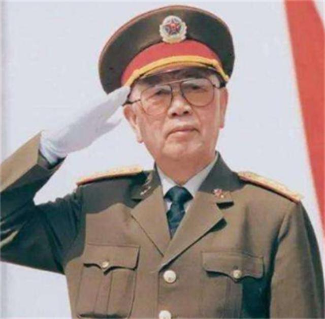 1982年，海军水兵左手敬军礼，*华清刘**看后气得欲砸电视