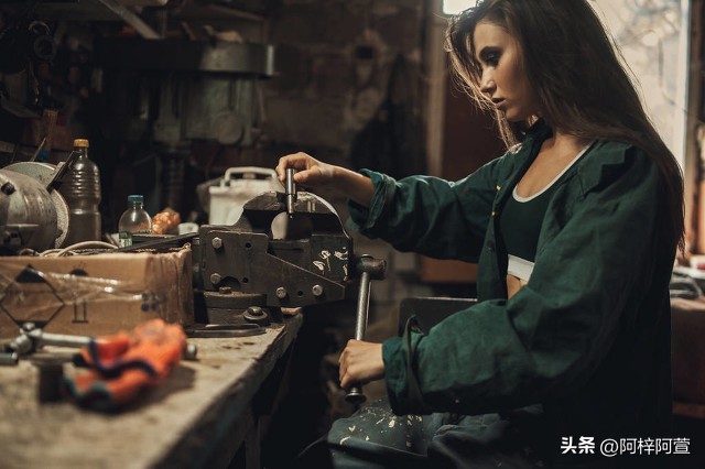 二本毕业后我脱下孔乙己的长衫，给一个初中未毕业的老板娘当保姆