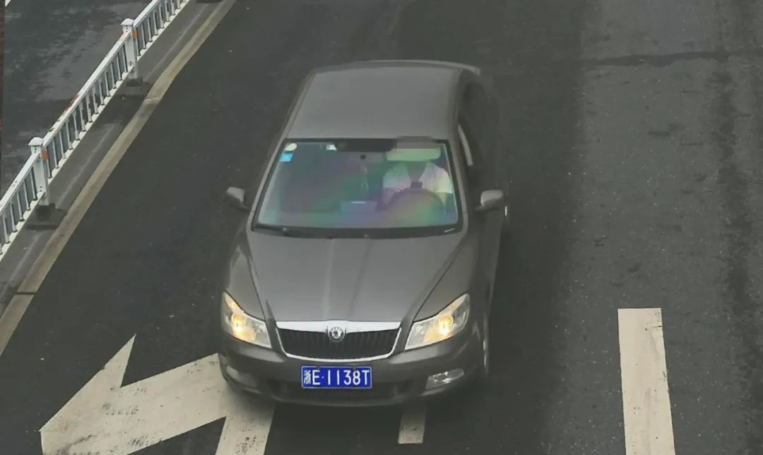 湖州这些人开车用手机被曝光了,湖州开车使用手机抓拍