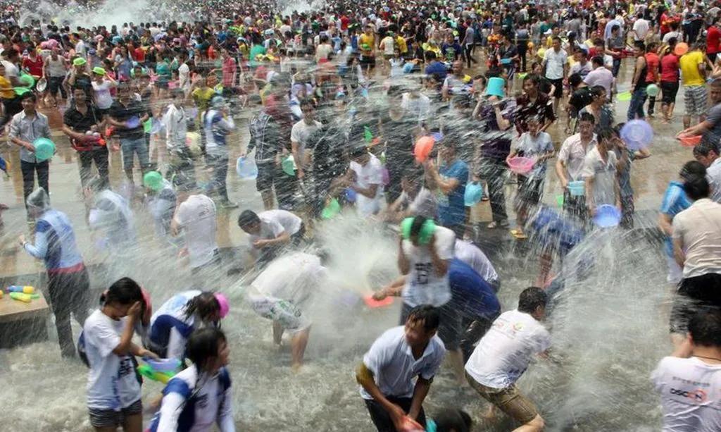 老挝泼水节真的好玩,老挝泼水节有多厉害