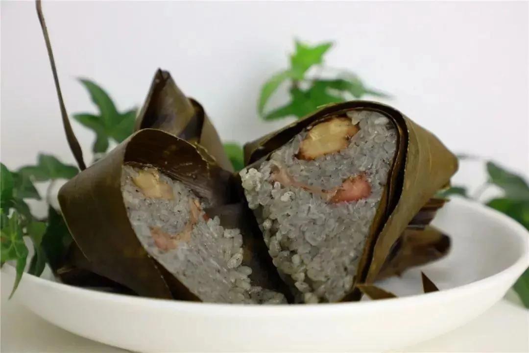 加碱水的咸肉粽,加了蜂蜜的肉松