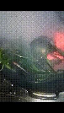 老师上课忘记关投影仪了,女老师上课期间忘记关投影仪