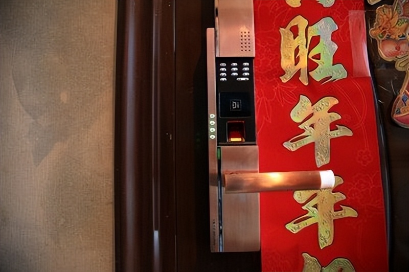 女子用脚按指纹锁,女子用脚趾开指纹锁