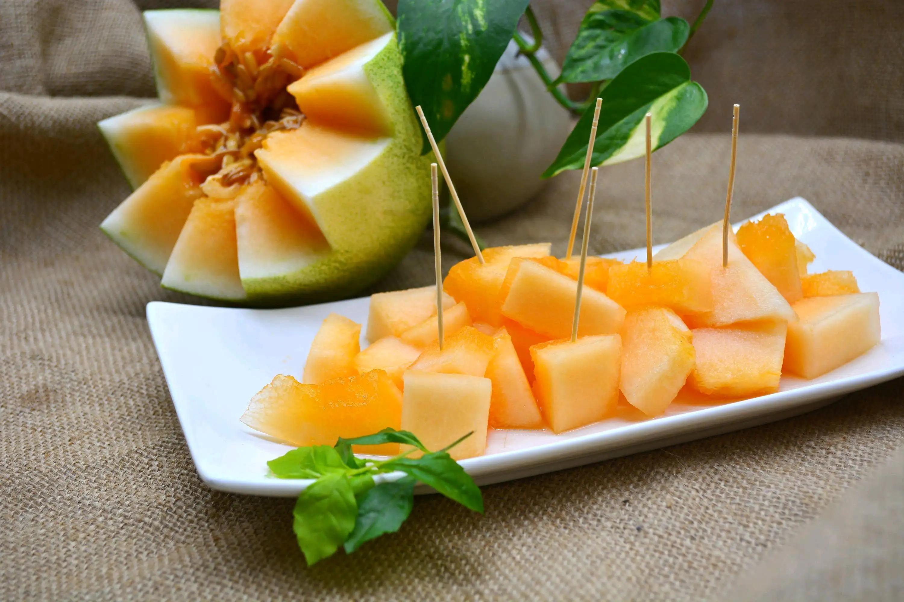 我国*疆新**特有的一种瓜，比西瓜好吃，才4元一斤，夏天吃消热解暑