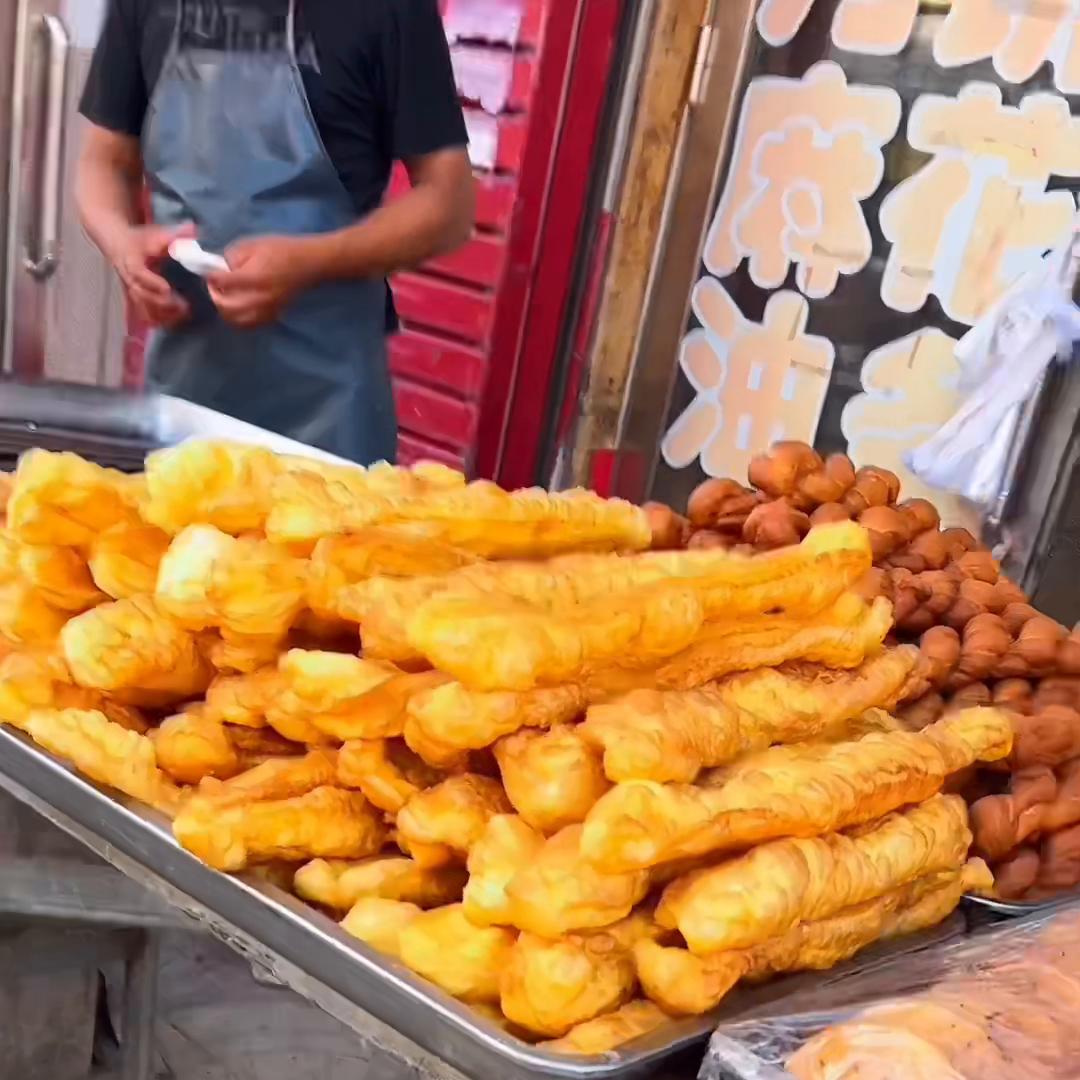 油条推荐，老教委家属楼下和第四小学路口小吃车，一早上吃...