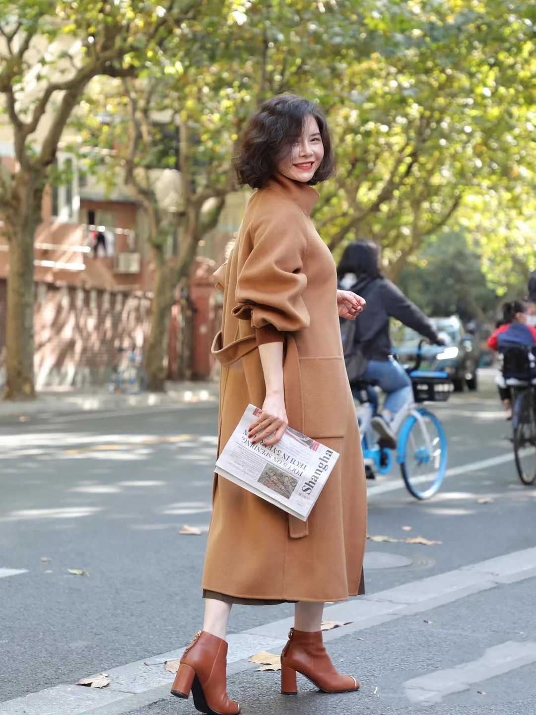 驼色大衣多种风格穿搭攻略,驼色大衣配色法则教你穿出高级感