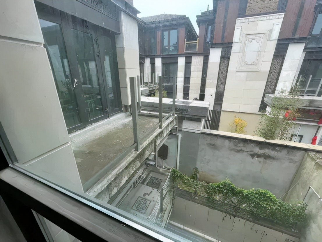 直击“口悲”楼盘交付，华丽袍服背后的虱子