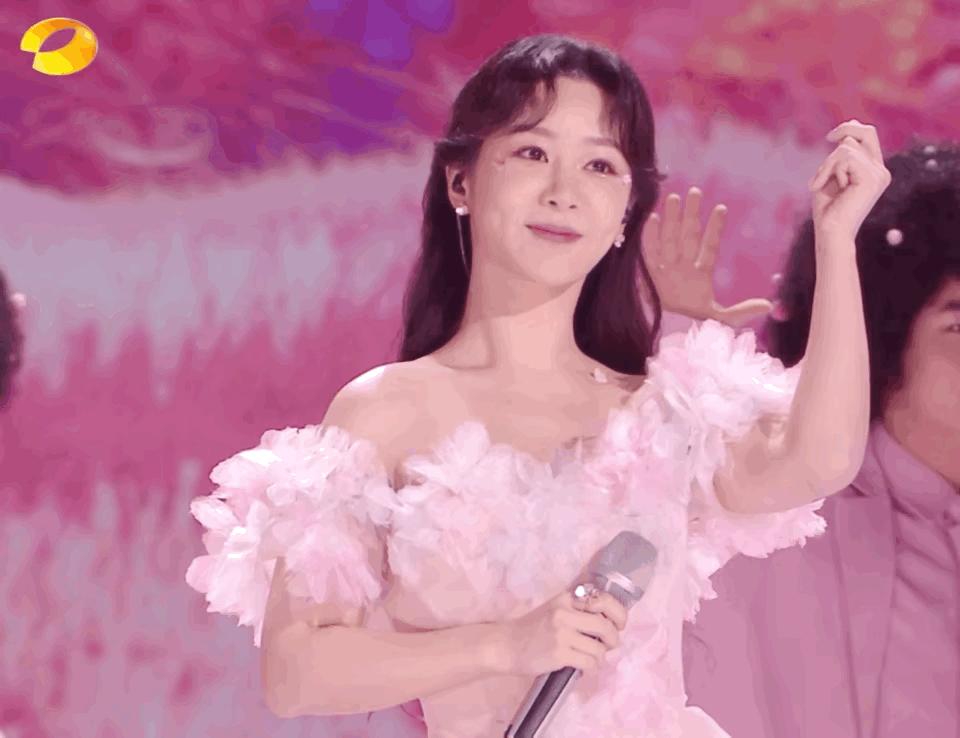 北京台春晚杨幂关晓彤杨紫,元旦跨年演唱会关晓彤造型