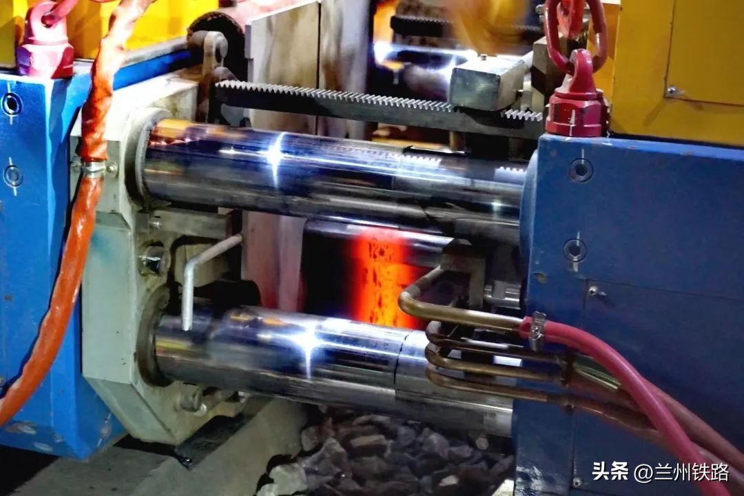 火车车轨怎么焊接,机械焊接铁轨