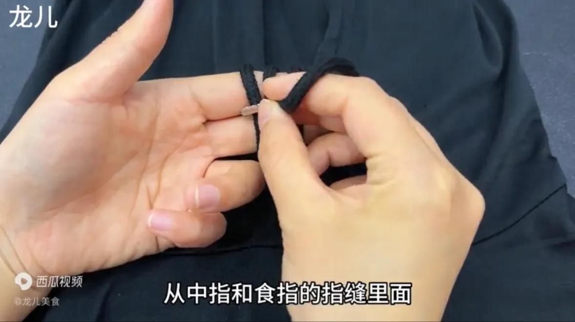 超流行的卫衣绳打结方法,卫衣绳子花样打结法