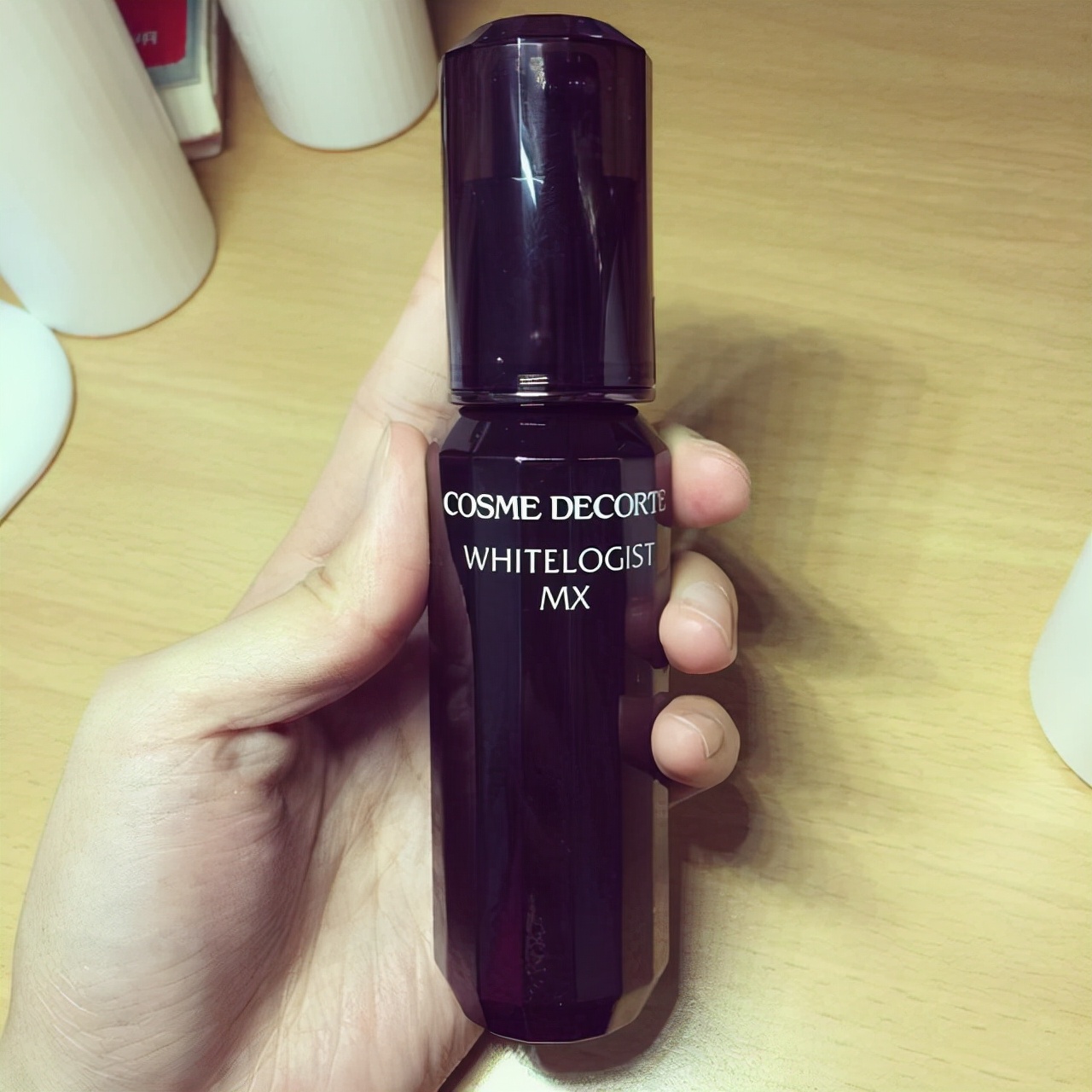 哪一款精华液的保湿补水提亮肤色,哪一种精华液既美白又紧肤