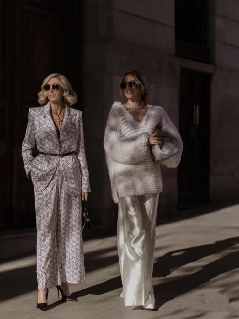 这对外国母女活成了别人都羡慕的模样,时髦有范,每套搭配都精彩