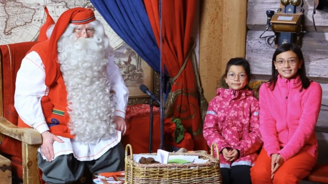 去芬兰看极光，见圣诞老人，路上却丢失行李，差点被锁地牢