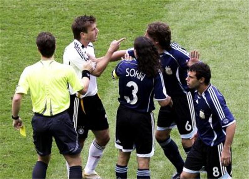 承诺不去拜仁，拒绝巴萨尤文，德国多面手被忠诚耽误，退役时零冠