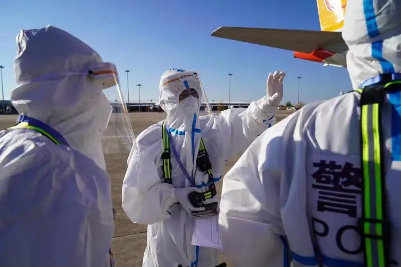 在武汉口岸,他时常与病毒不到一米的距离